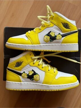 Nike Jordan Air 1 MID SE (GS) Dynamic Yellow Size 6Y